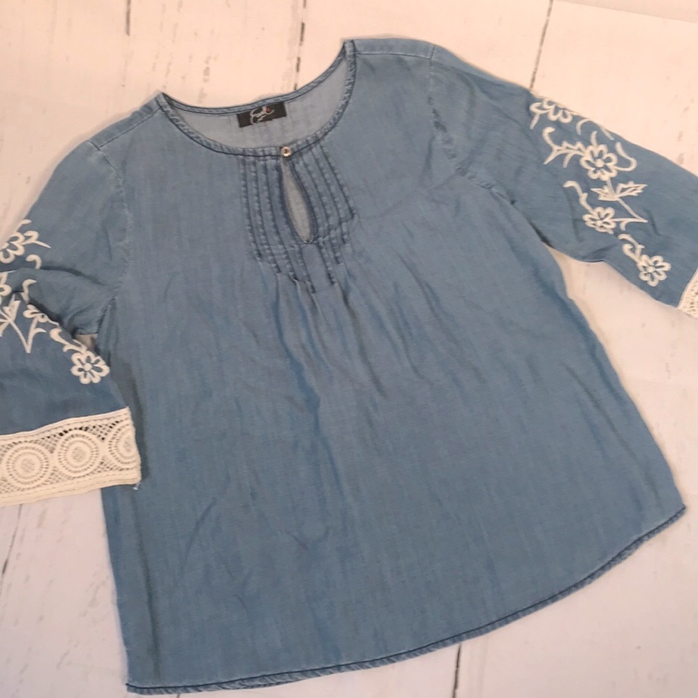 💰Bundle 3/$30 Earl Denim light blue & white embroidered top small Floral